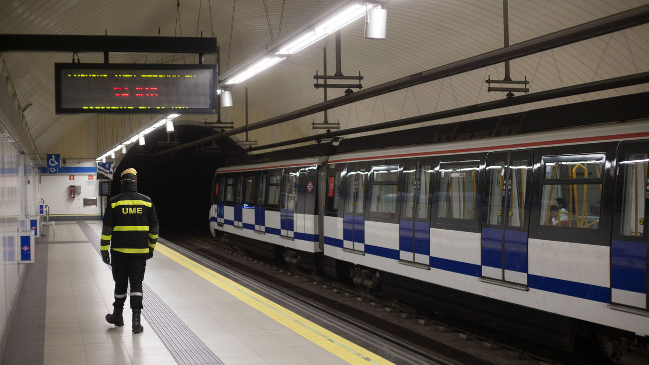 Un miembro de la UME patrulla en el interior del Metro de Madrid en aplicación de las medidas del estado de alarma por la crisis del coronavirus