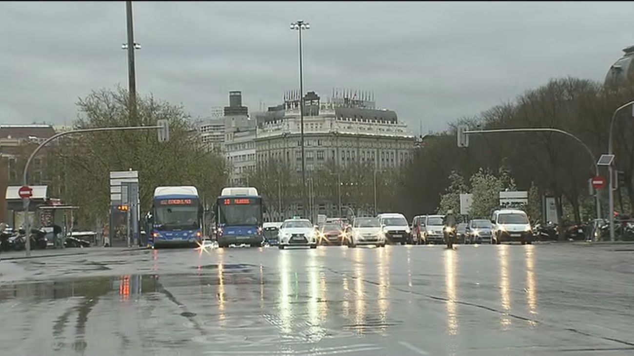 Madrid amanece con lluvia débil