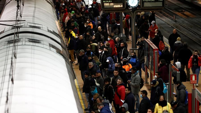 Un bus y un andén de Atocha, ejemplos de nuevas aglomeraciones en plena crisis del coronavirus