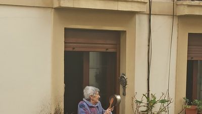 De los aplausos para homenajear a los sanitarios a las caceroladas reivindicativas dedicadas al rey