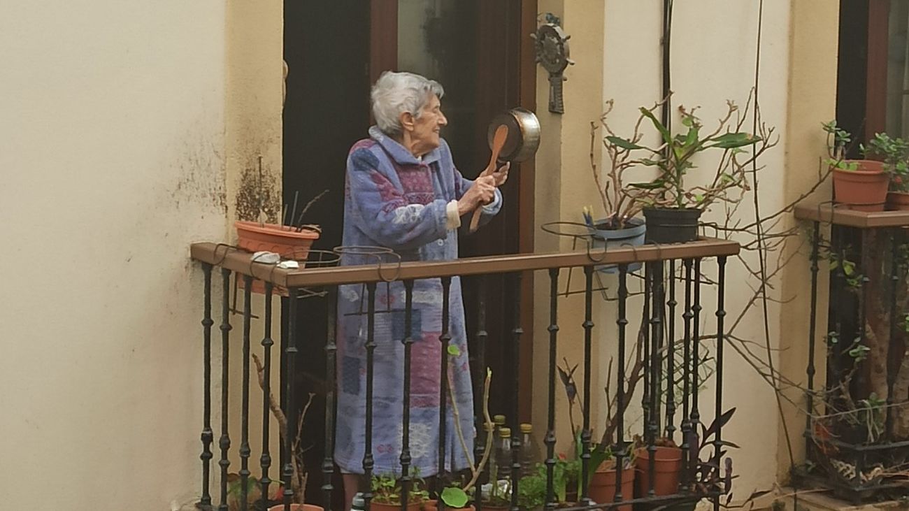 Cacerolada reivindicativa dedicada al rey (@AngelaAlmandoz)