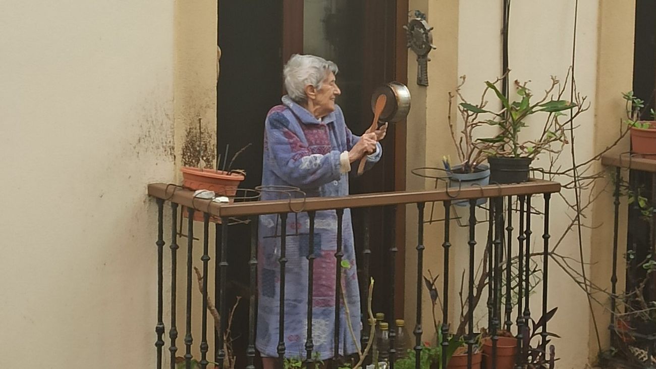 De los aplausos para homenajear a los sanitarios a las caceroladas reivindicativas dedicadas al rey