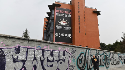 Los familiares denuncian a la residencia de Lucero donde han muerto 19 ancianos