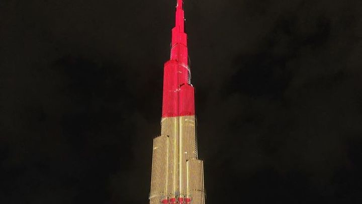 La bandera de España en el edificio más alto del mundo