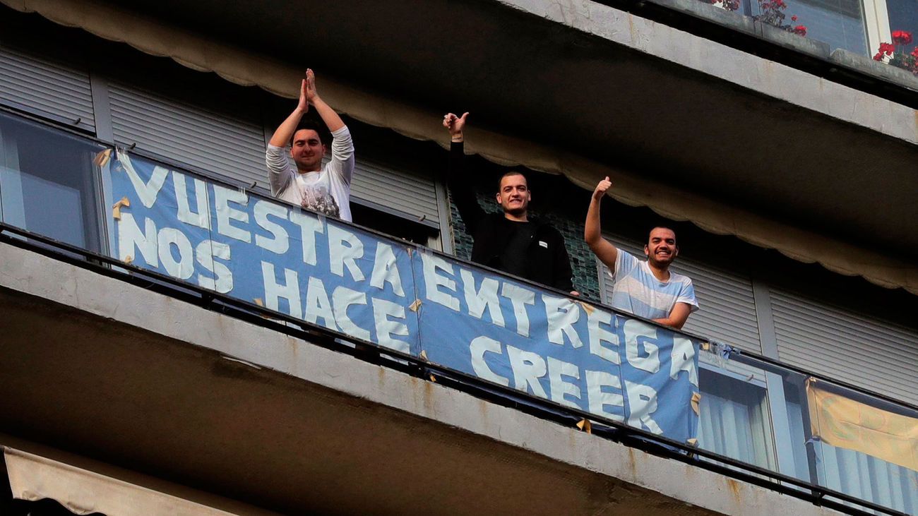 Mensajes de ánimo a los sanitarios en los balcones de Madrid en plena crisis del coronavirus