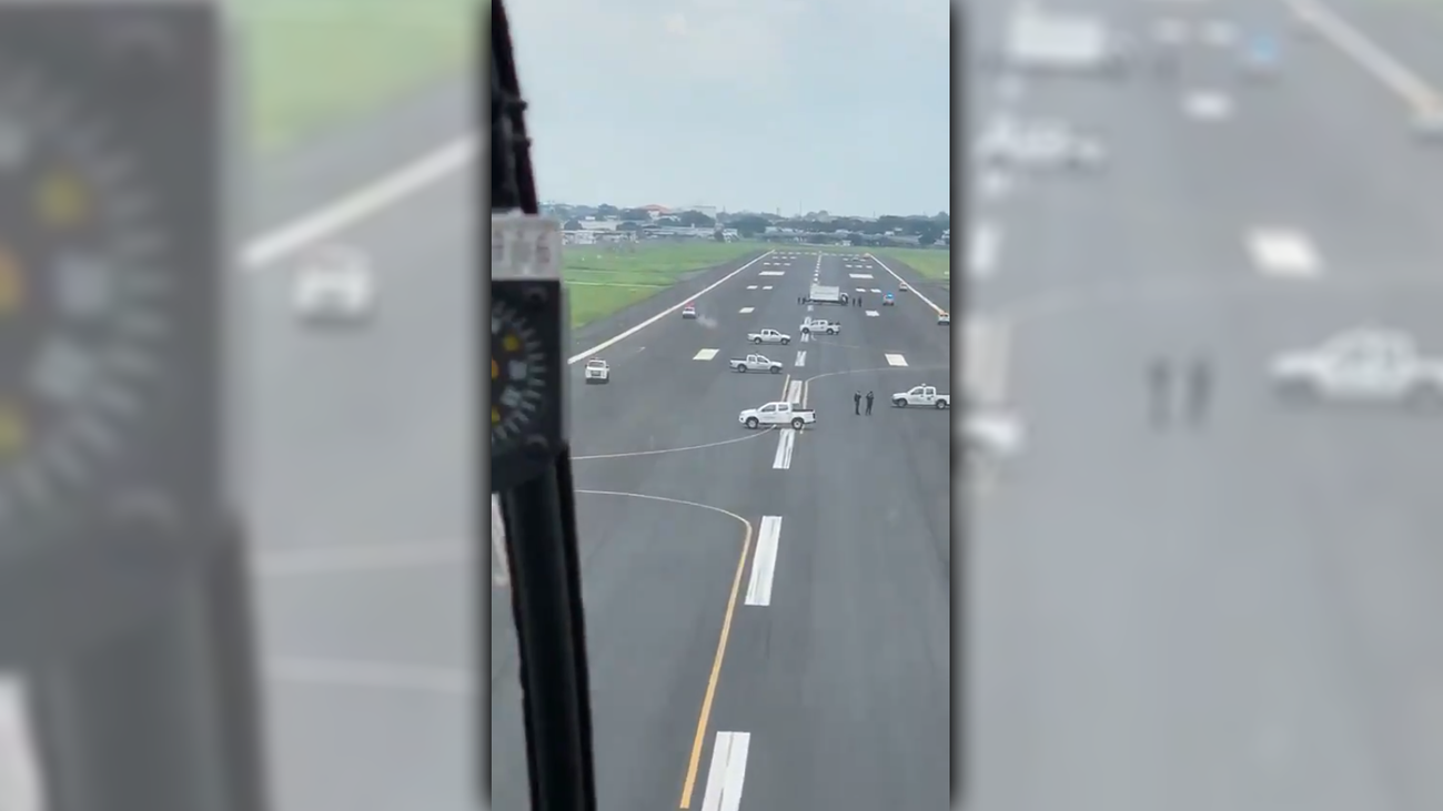 Imagen aérea de la pista ocupada del aeropuerto de Guayaquil