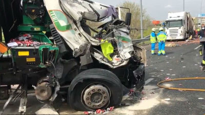 Muere el conductor de un camión atropellado por otro camión en la M-45, en Leganés