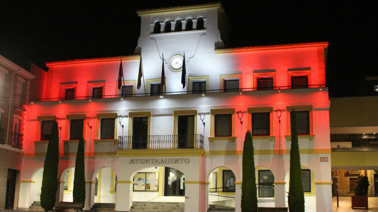 El Ayuntamiento de Sanse se ilumina con la bandera de la ciudad como símbolo de unidad