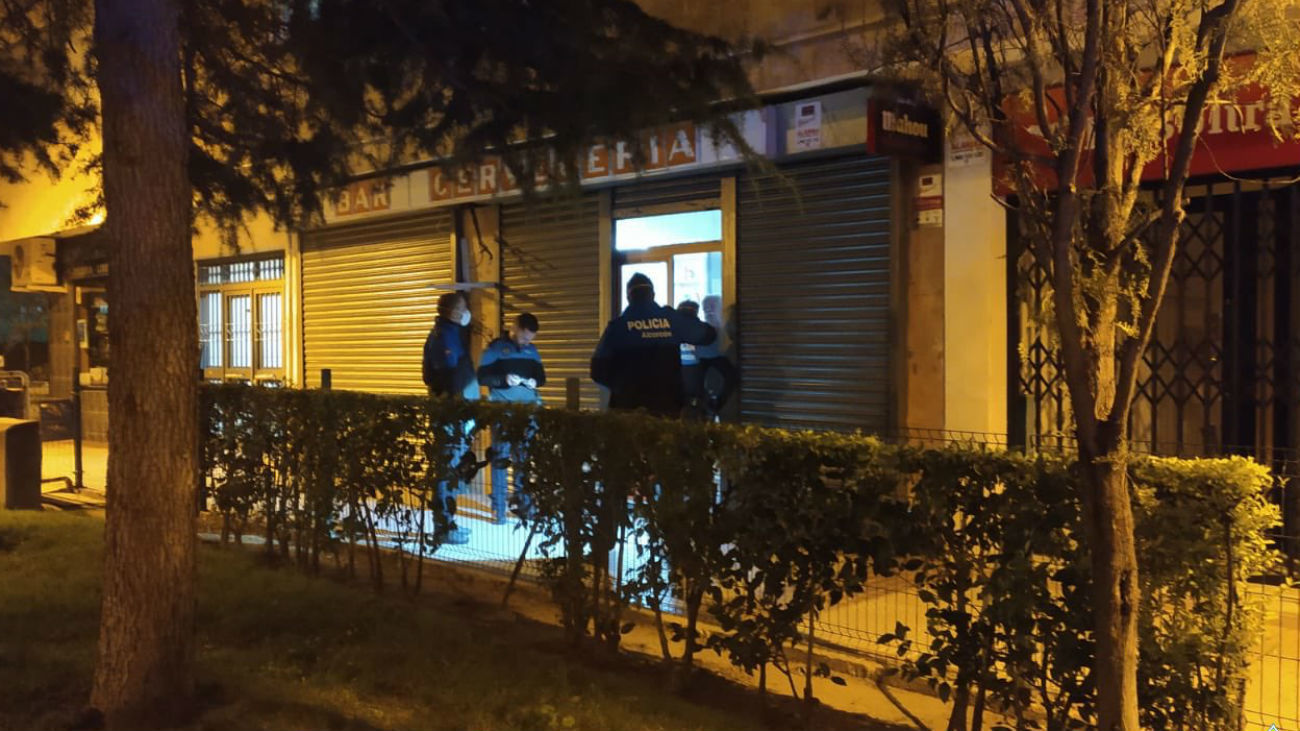 La Policía de Alcorcón multa al dueño de un bar y a un cliente por incumplir el estado de alarma