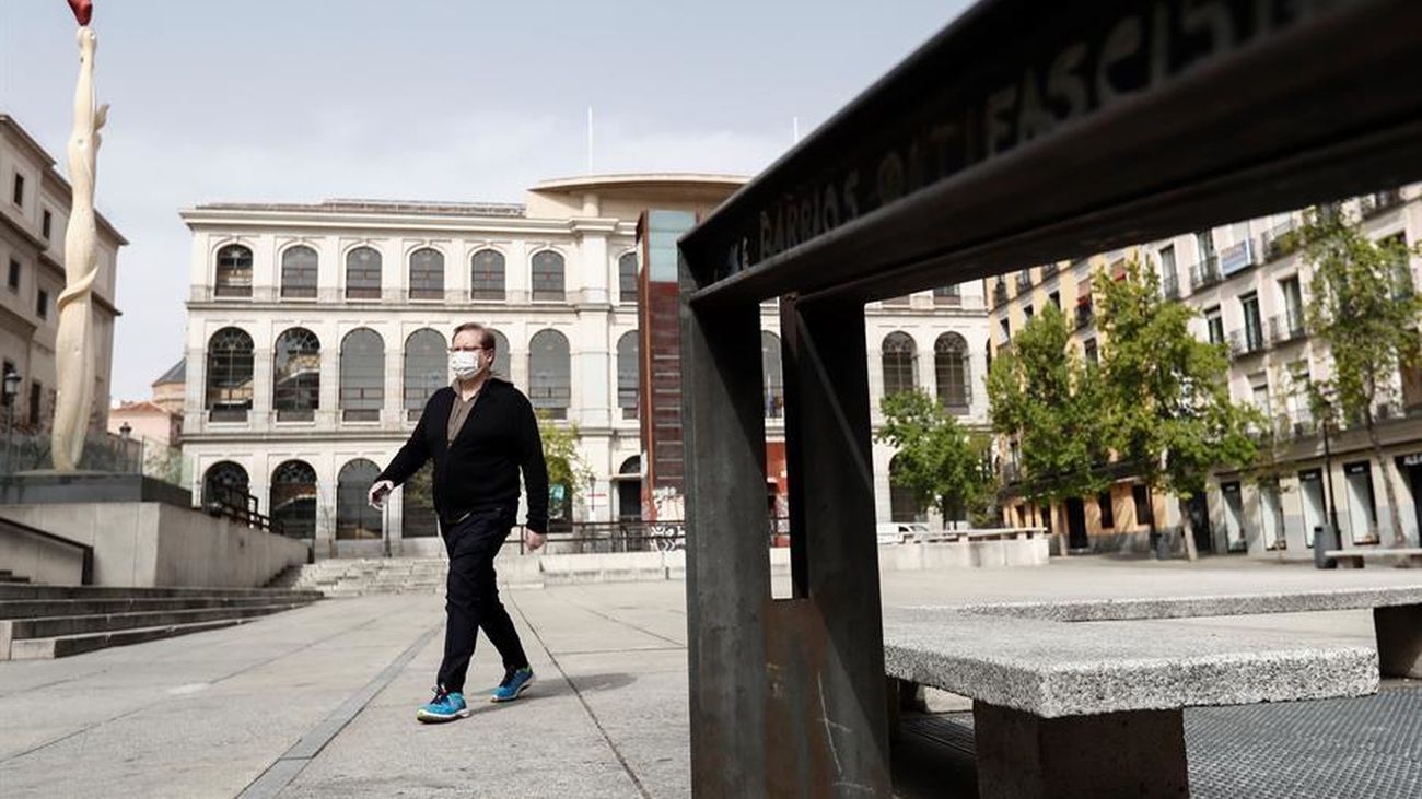 Una persona camina en Madrid con una mascarilla puesta