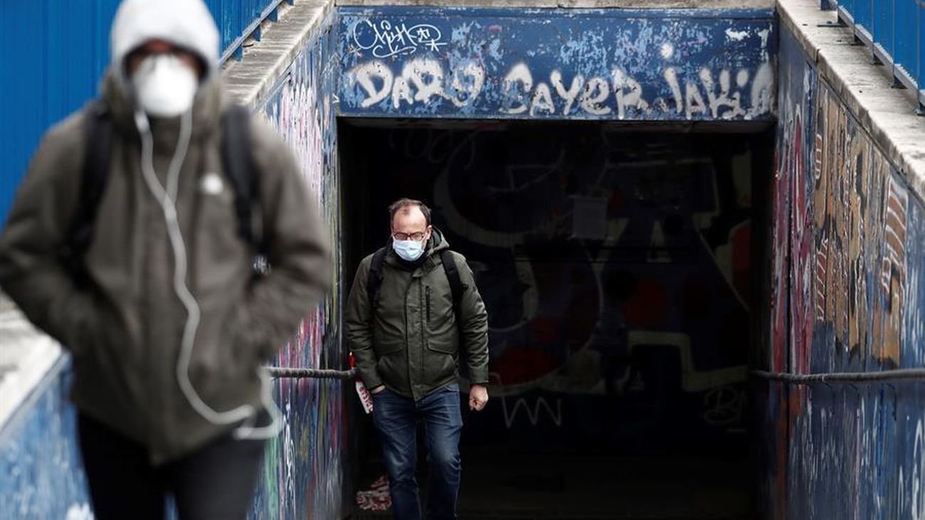 Dos personas pasean en Madrid con mascarillas para evitar el coronavirus