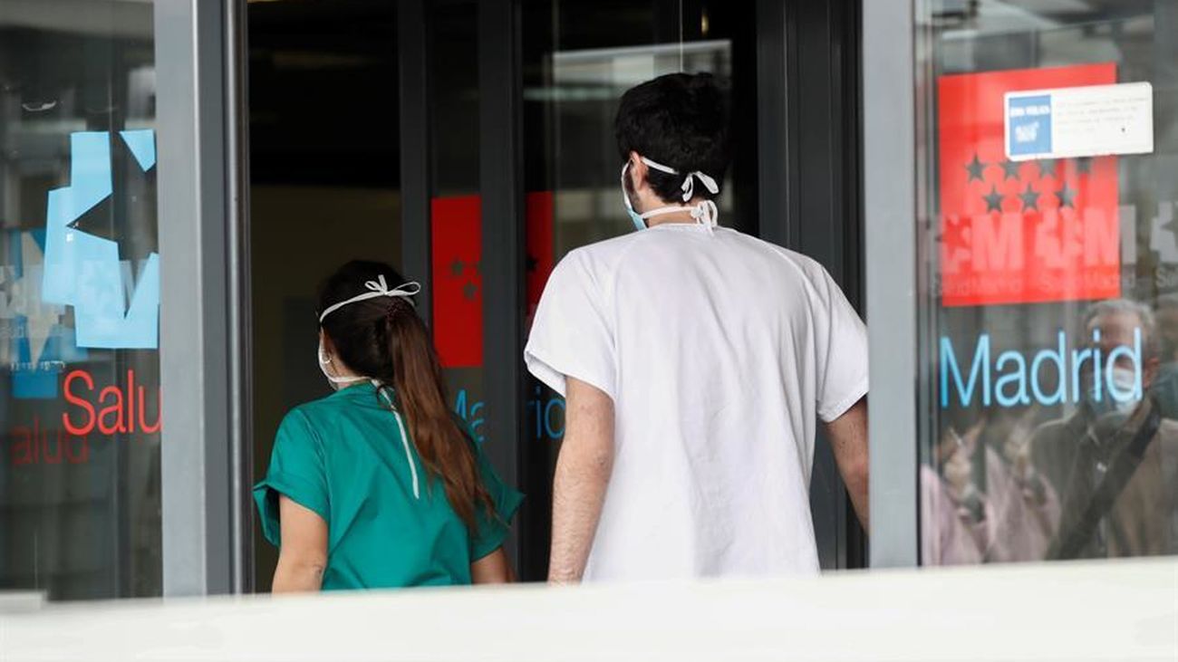 Dos trabajadores sanitarios, en un hospital de Madrid