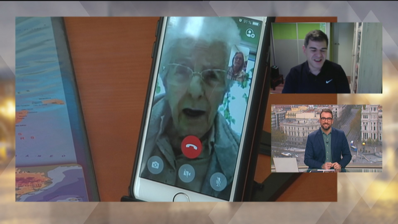 Graban mensajes en vídeo de mayores en las residencias con saludos para tranquilizar a sus familiares