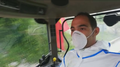 Los agricultores de Arganda del Rey desinfectan con sus tractores la R-30 de la localidad