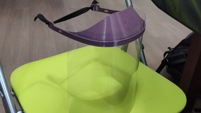 Voluntarios de Colmenar Viejo entregan 55 pantallas-viseras hechas con impresoras 3D