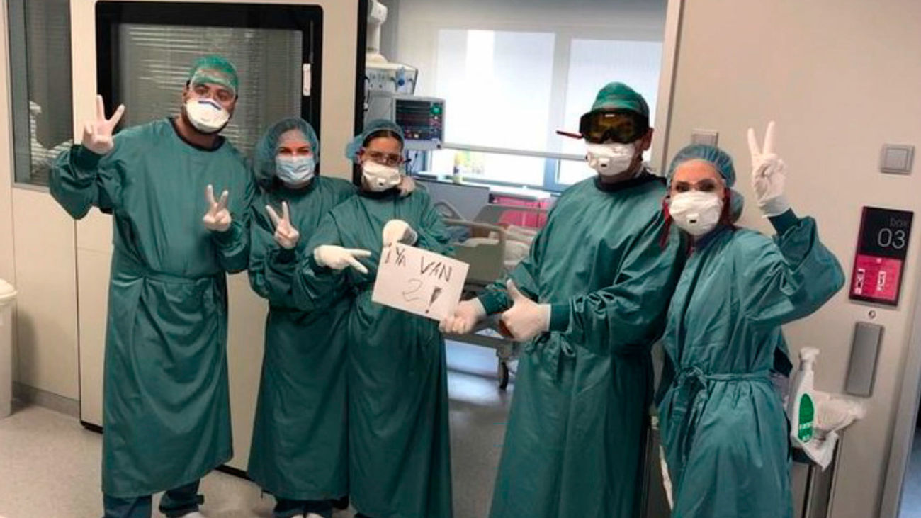 Personal sanitario de La Paz, en Madrid, celebrando el segundo paciente curado de coronavirus en UCI del hospital