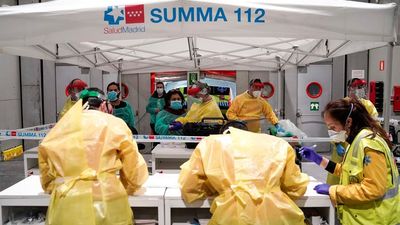 Sanitarios jubilados de Madrid, entre la espada y la pared tras ser llamados para luchar contra el coronavirus