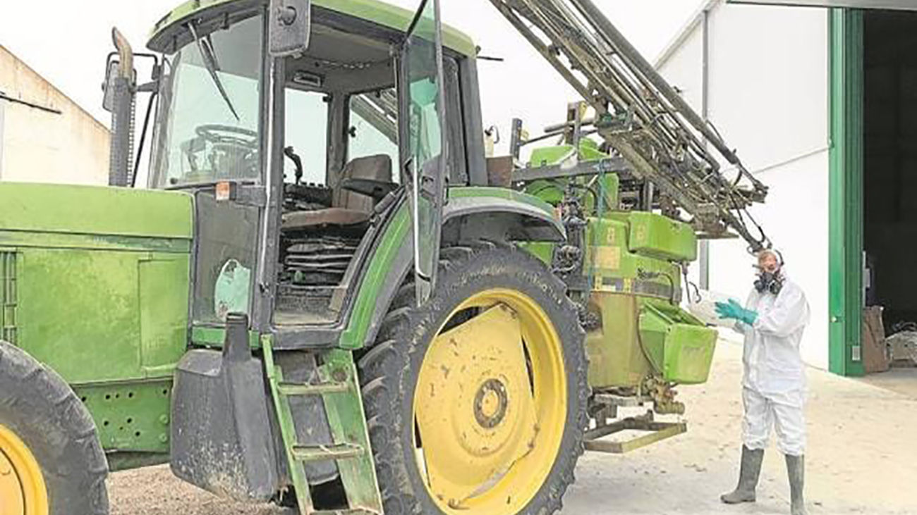 Tractores desinfectan las calles y los lugares más concurridos de Algete