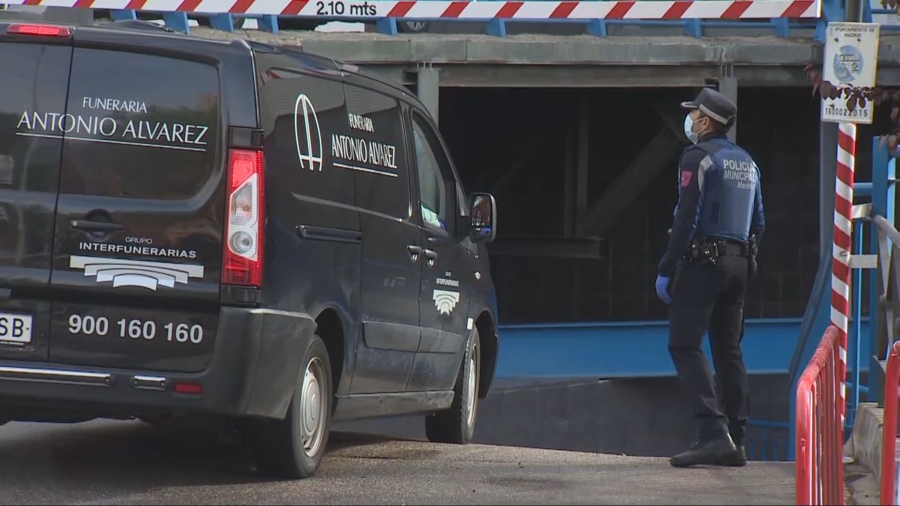 Un coche fúnebre, en el Palacio de Hielo