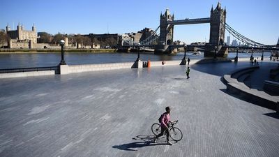 Reino Unido impone el confinamiento domiciliario y prohíbe reuniones de más de dos personas