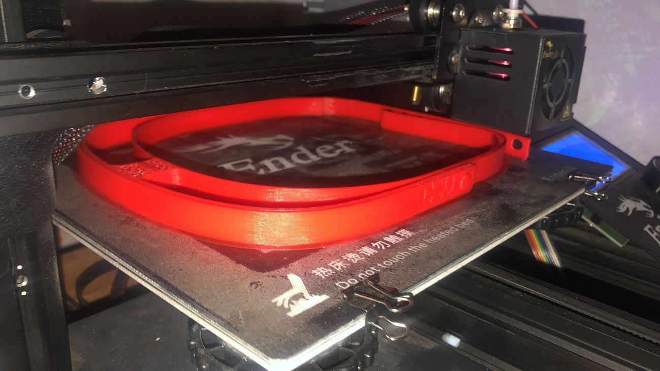 Vecinos de Valdemorillo hacen mascarillas a mano y con impresión 3D