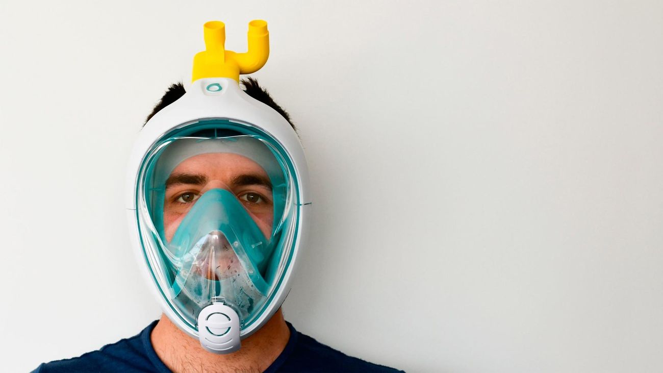 La máscara de buceo de Decathlon, adaptado con una válvula que la convierte en respirador