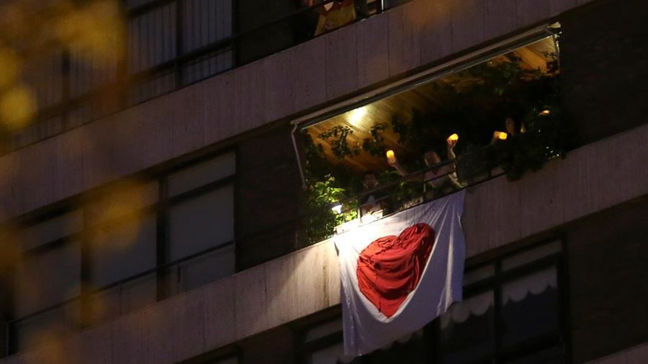 Vecinos próximos a la Fundación Jiménez Díaz de Madrid muestran un corazón dibujado en una sábana