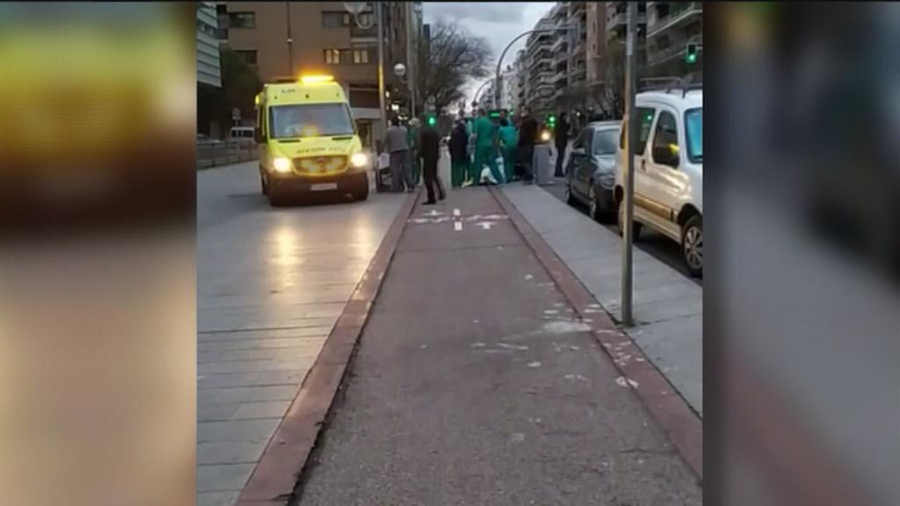 No llega a tiempo y da a luz en plena calle, frente a la Maternidad de O'Donnell