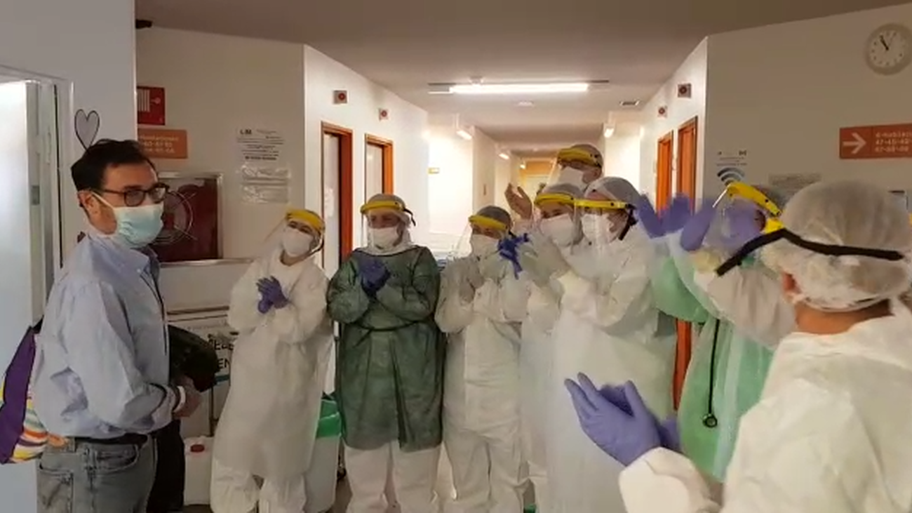 Un médico recibe el alta en Getafe: "Me habéis curado el cuerpo y mejorado el alma"