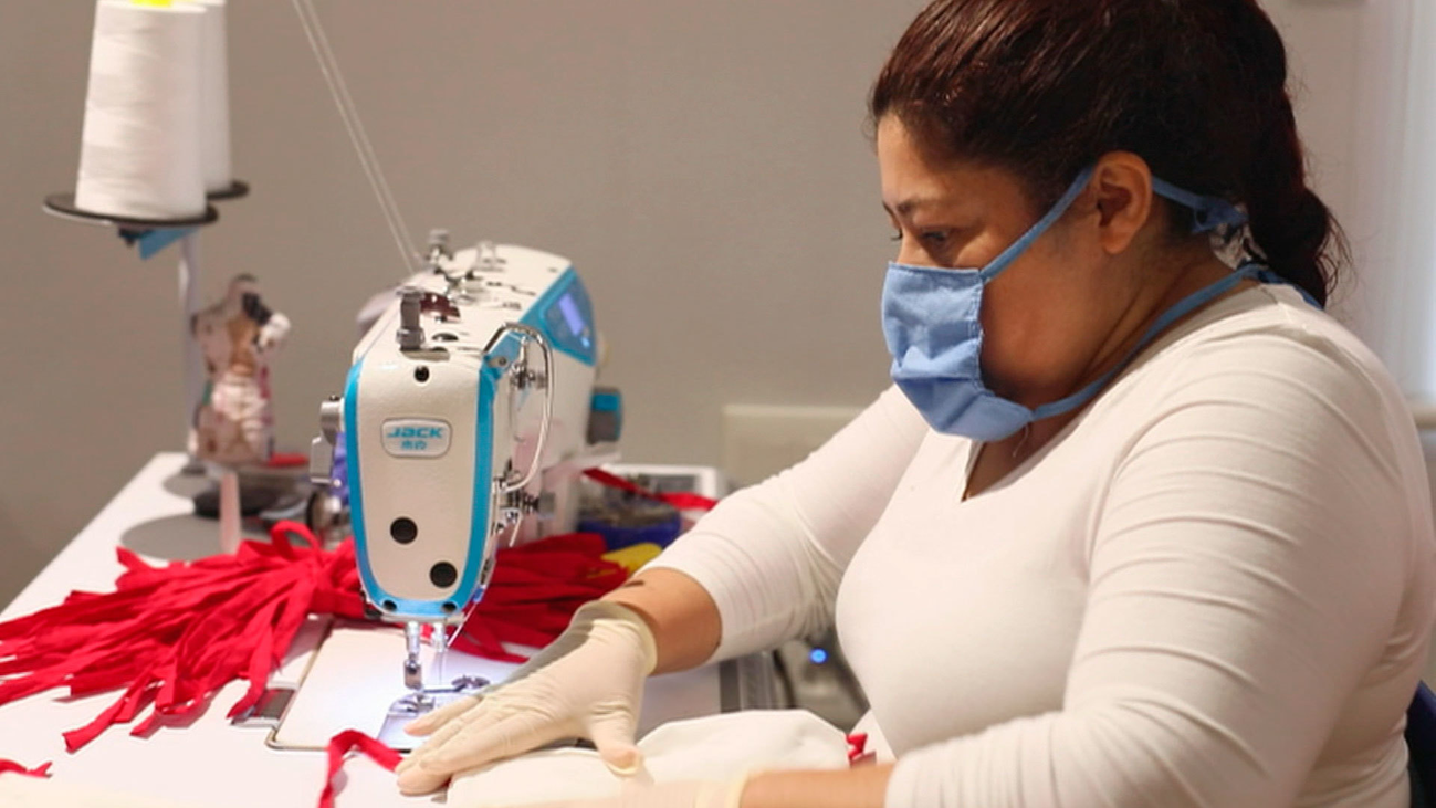 Impresoras 3D y máquinas de coser de particulares se afanan en fabricar materiales para los sanitarios madrileños