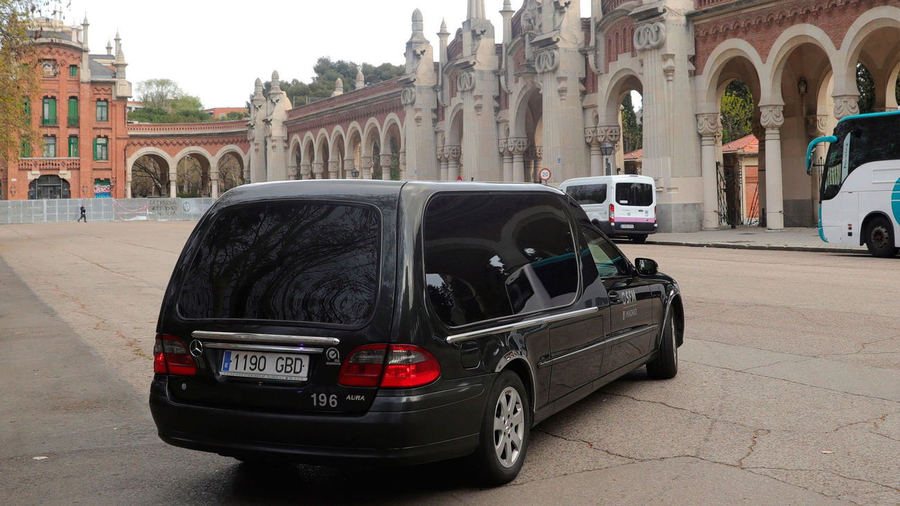 Un coche fúnebre en la entrada del cementerio de La Almudena en Madrid