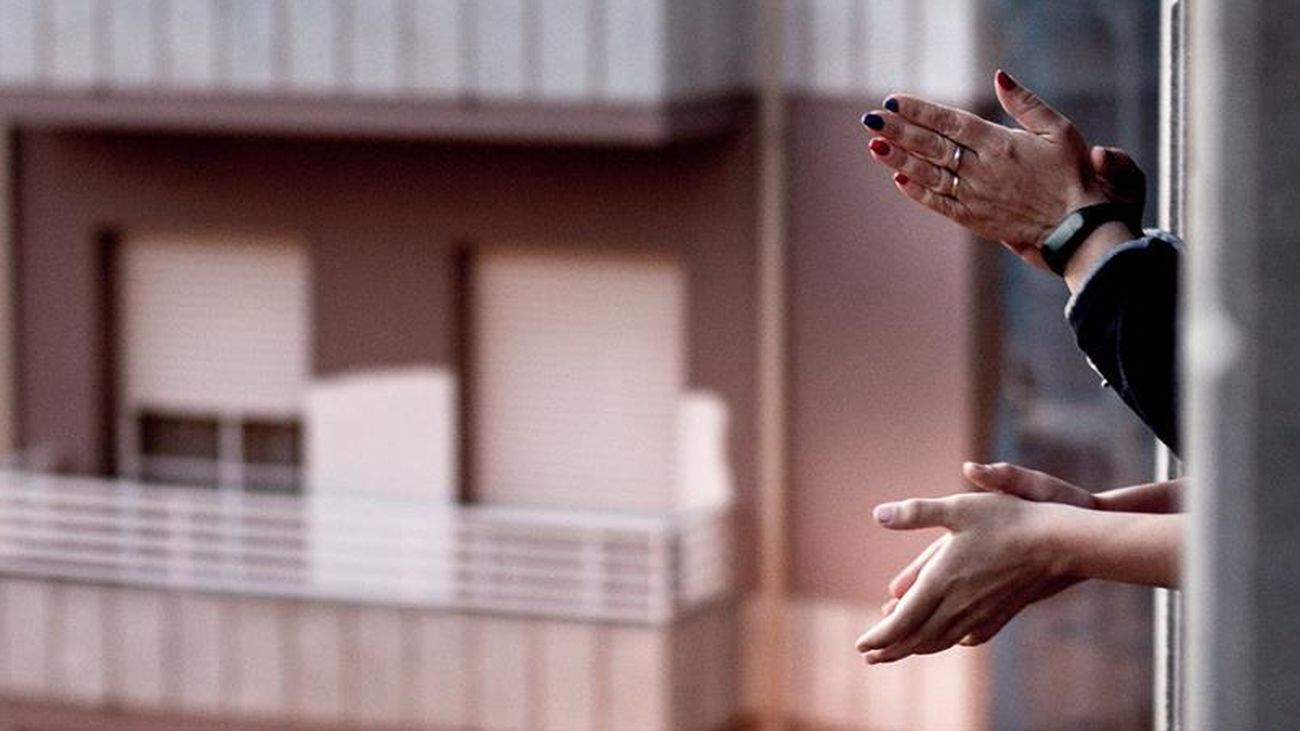 Aplausos desde las ventanas para apoyar al personal sanitario que lucha contra el coronavirus