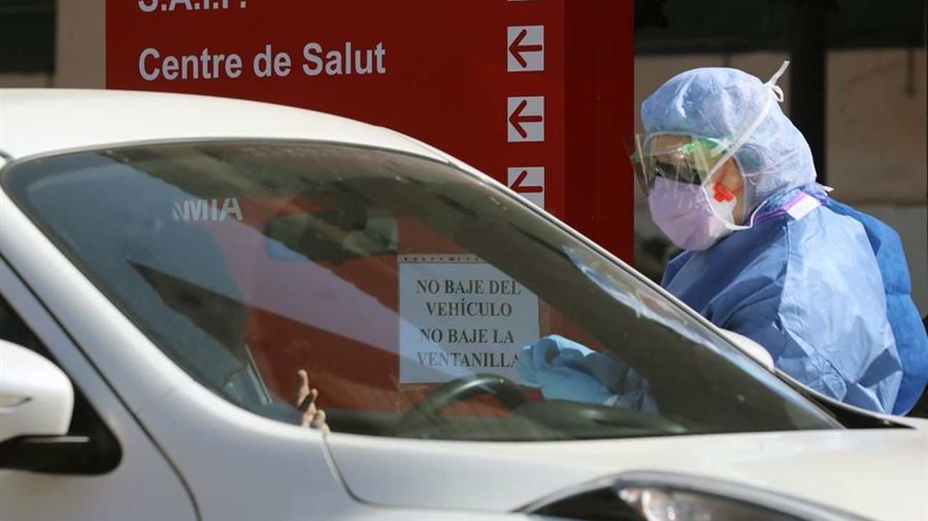 Miembros del hospital de la Malvarrosa, en Valencia, realizan test rápidos de coronavirus a las puertas del centro sanitario