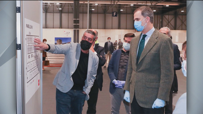 El rey Felipe VI , con mascarilla y guantes, visita el hospital de Ifema
