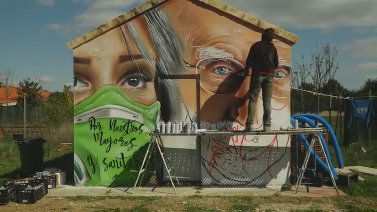 El espectacular grafitti que ha pintado David Barrera en la fachada de su casa para los sanitarios