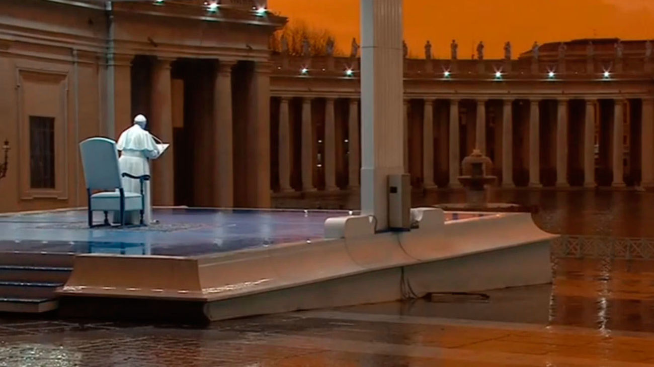 El Papa bendice al mundo en una ceremonia en soledad sin precedentes por el coronavirus