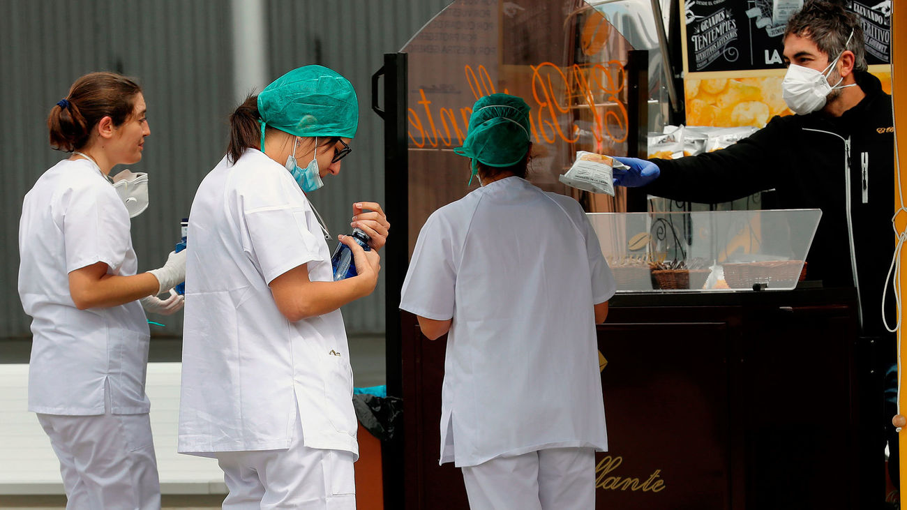 Personal sanitario durante un descanso en el exterior del hospital de Ifema