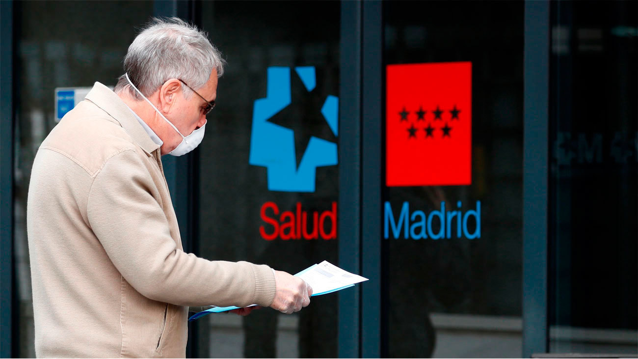 Un hombre frente a un centro de salud de la Comunidad de Madrid