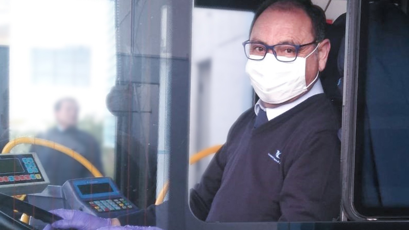Conductor de bus con mascarilla
