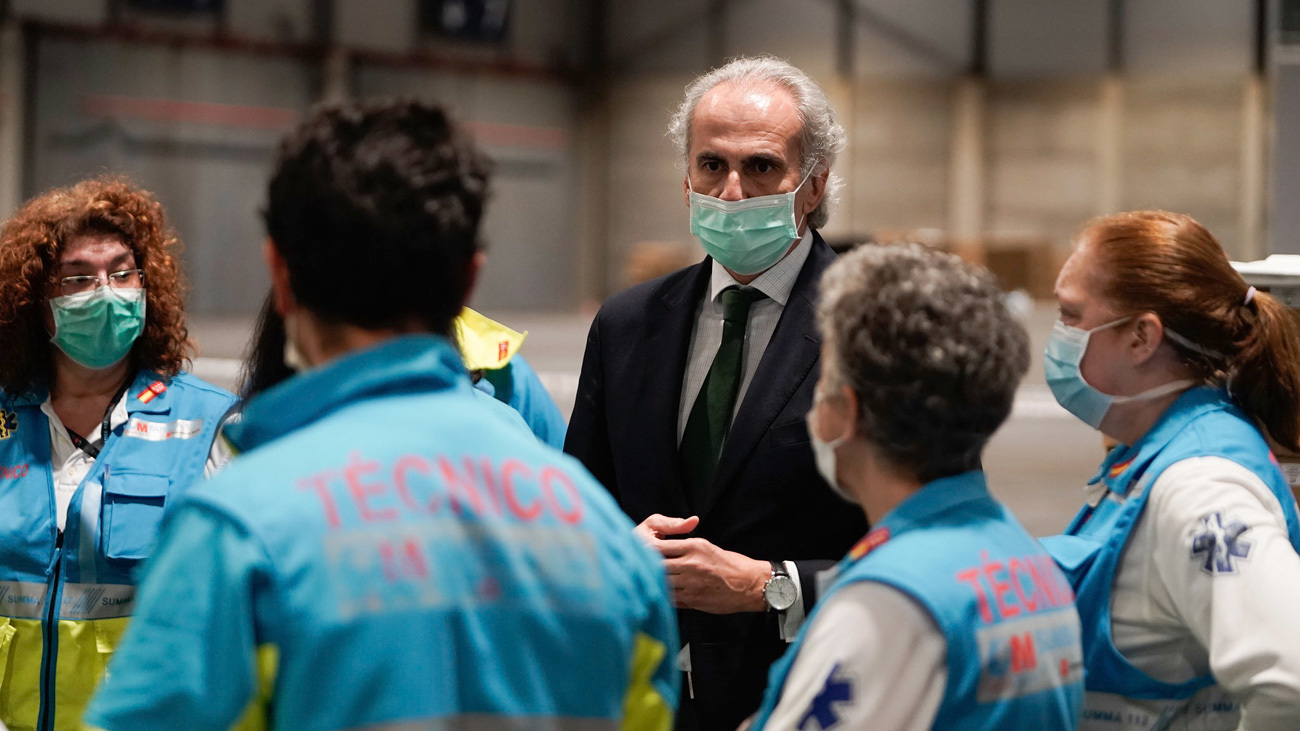 El consejero de Sanidad, Enrique Ruiz Escudero, conversa con profesionales sanitarios desplegados en Ifema (Europa Press)