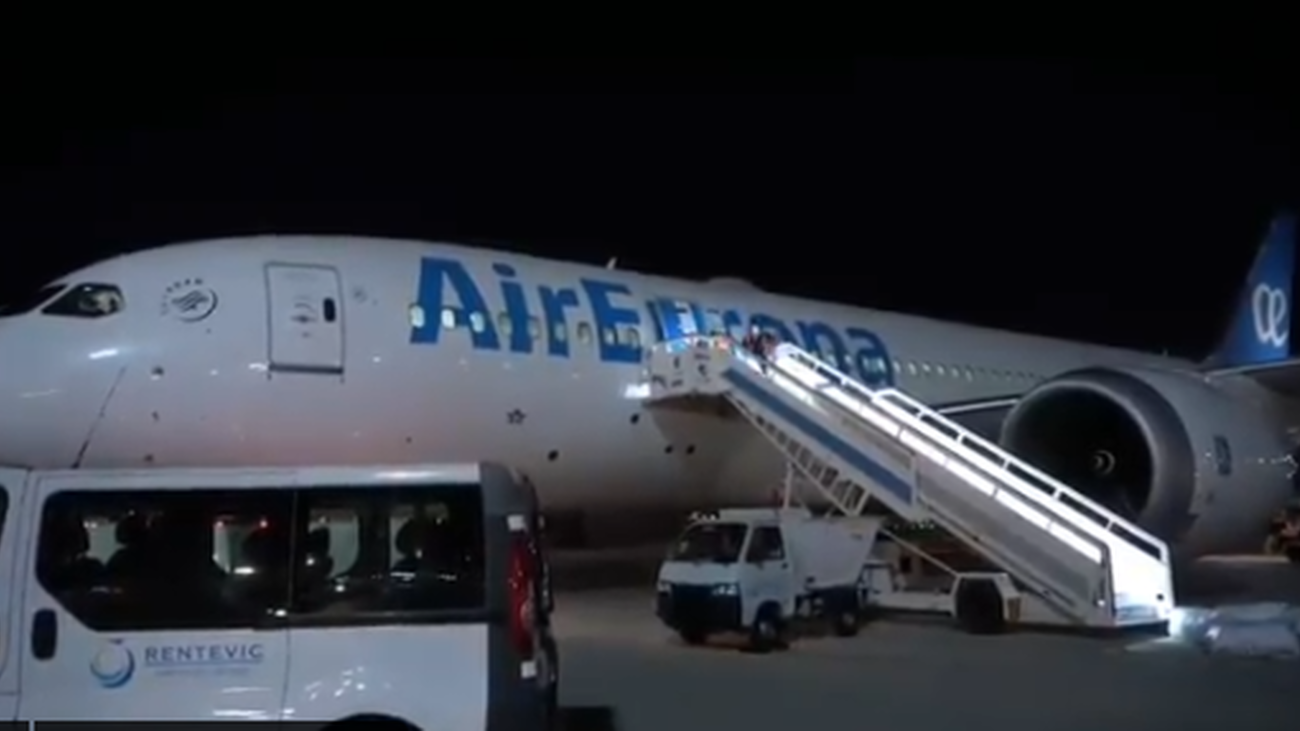 Aterriza en Barajas el primer avión con mascarillas adquiridas por el Gobierno