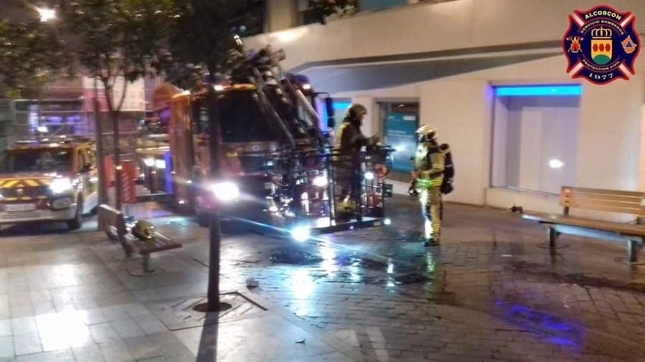 Cinco agentes intoxicados al rescatar a una persona en un incendio en Alcorcón