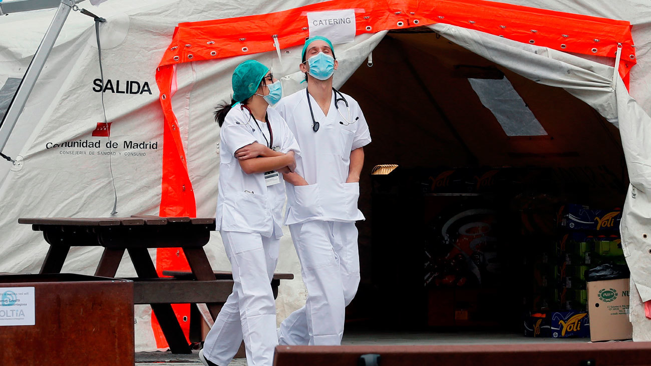 Personal sanitario en el hospital de Ifema