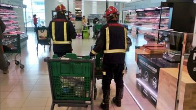 Los Bomberos de Fuenlabrada hacen y llevan la compra a su domicilio a personas de máximo riesgo por coronavirus
