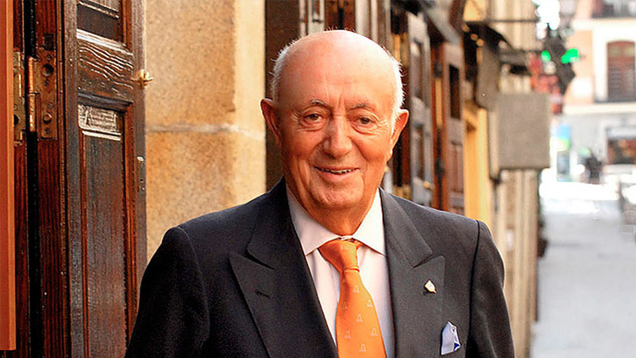 Lucio Blázquez, frente a su restaurante Casa Lucio