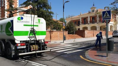 Rivas refuerza la limpieza de sus calles con lejía pulverizada