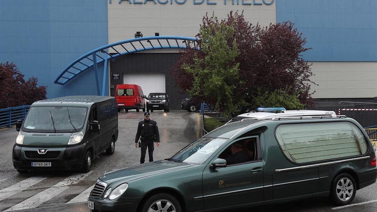 Un coche fúnebre a las puertas del Palacio de Hielo, el centro comercial con pista de patinaje situado en Madrid, que ha sido habilitado como morgue