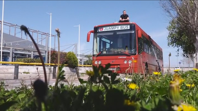 Así pasa la cuarentena, en su autobús, un  vecino de Fuenlabrada