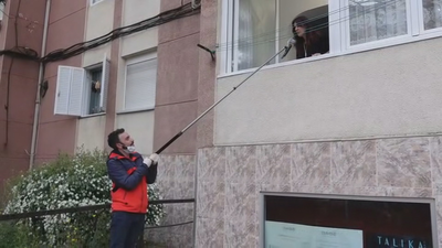 El espectacular 'concierto' que ofrece cada tarde una pareja de ciegos en Hortaleza