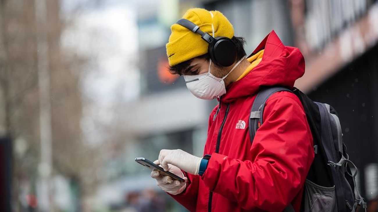 Un joven con mascarilla en Berlín
